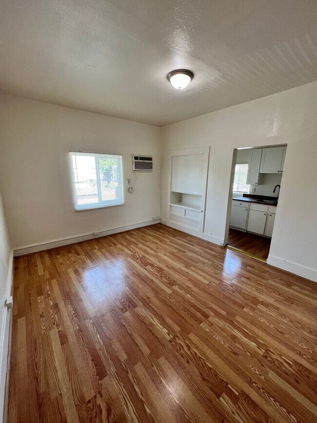 Building Photo - A Bright Upstairs Single Apartment in a Gr...