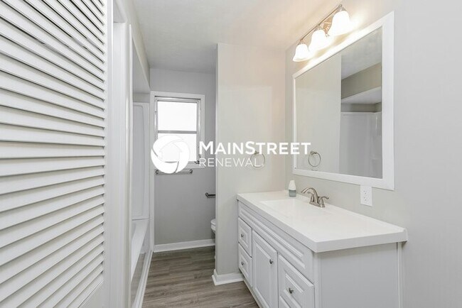 Building Photo - 3 Bedroom Pet-Friendly Home in Sarasota, FL with Main Street Renewal