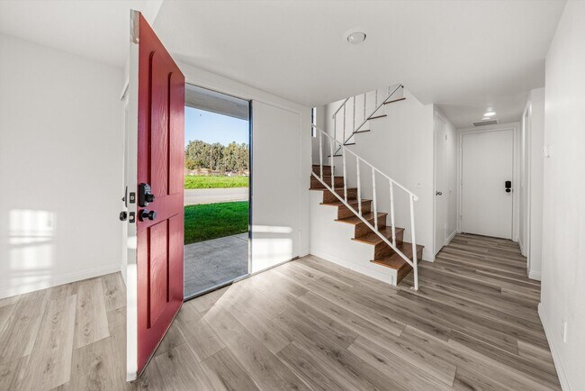 Building Photo - Large Renovated 3bed x 2.5bath Townhouse with Private Patio & 2-Car Garage