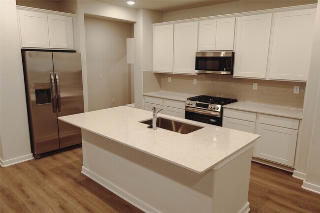 Building Photo - 16 Courageous Side Way