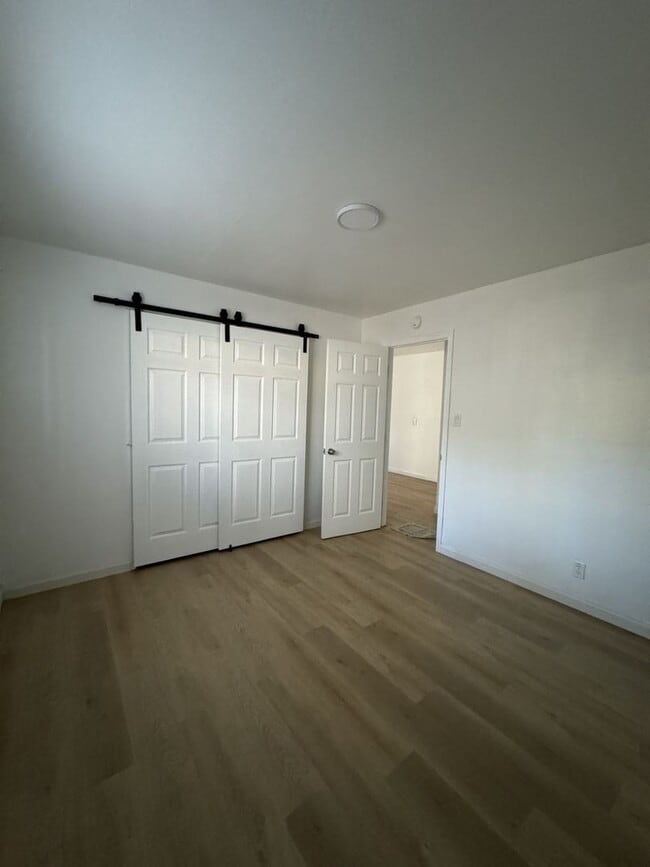 Building Photo - 2 Bedroom near Stateline