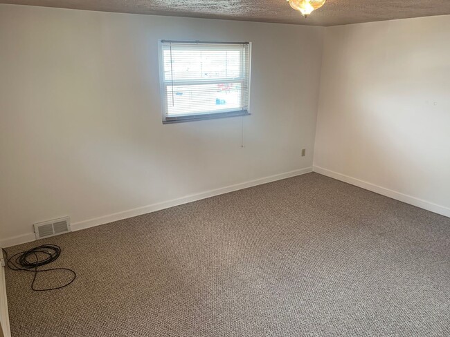 Building Photo - Spacious 2-bedroom 1-bath Townhome, Christ...