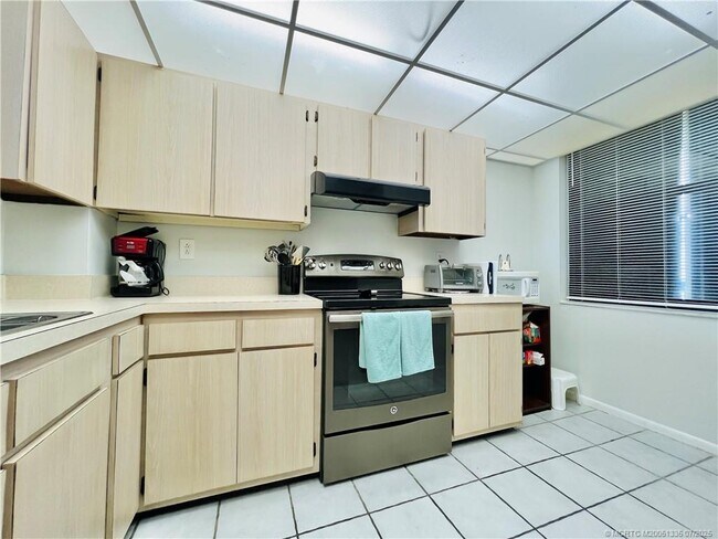 Building Photo - 10680 S Ocean Dr