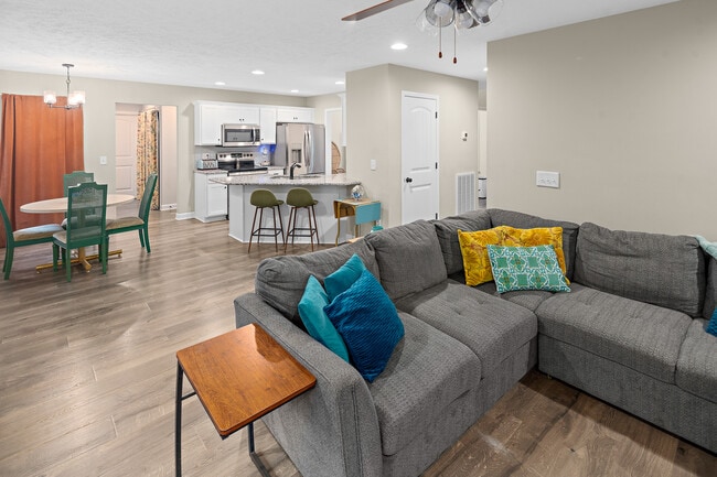 Building Photo - 305 Oleander Ln