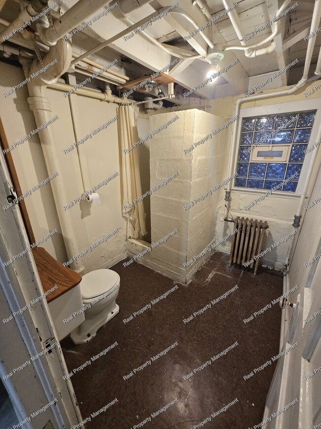 Building Photo - Freshly Painted 3 Bedroom