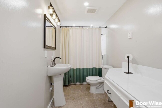 Building Photo - Charming 4-Bed Newberg Home!