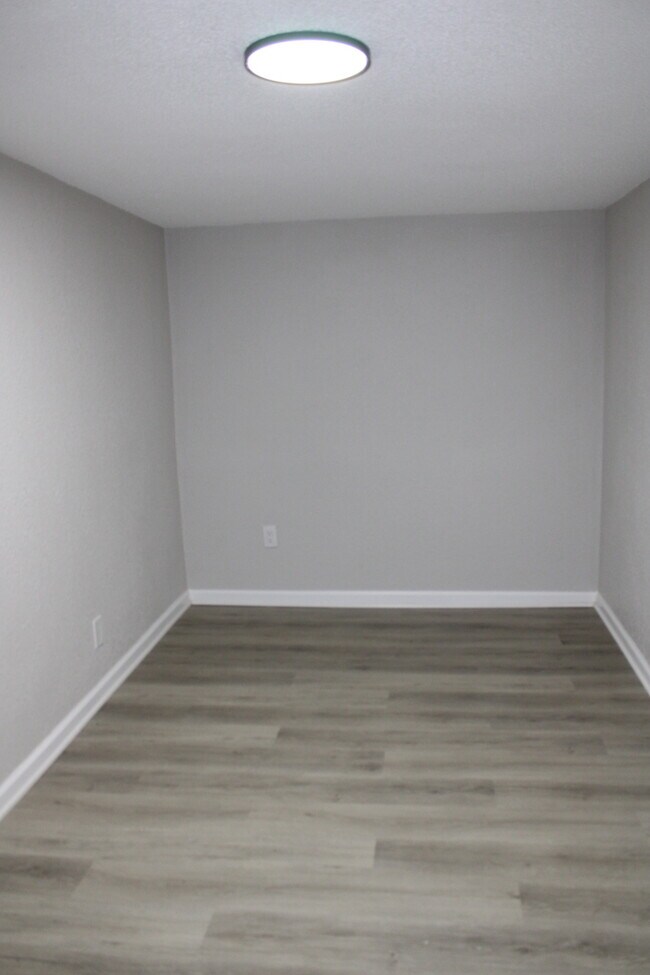 Building Photo - Spacious and beautiful 5 bedrooms and 2 full baths home located on E 47th St in Kansas City, MO