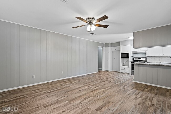 Building Photo - BEAUTIFUL 3 BEDROOM 2 BATH IN SPRINGLAKE, UNIVERSITY TERRANCE NEIGHBORHOOD