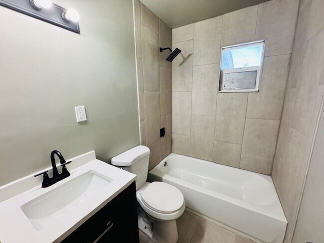 Building Photo - Gorgeous Remodeled 4+2 - $3000
