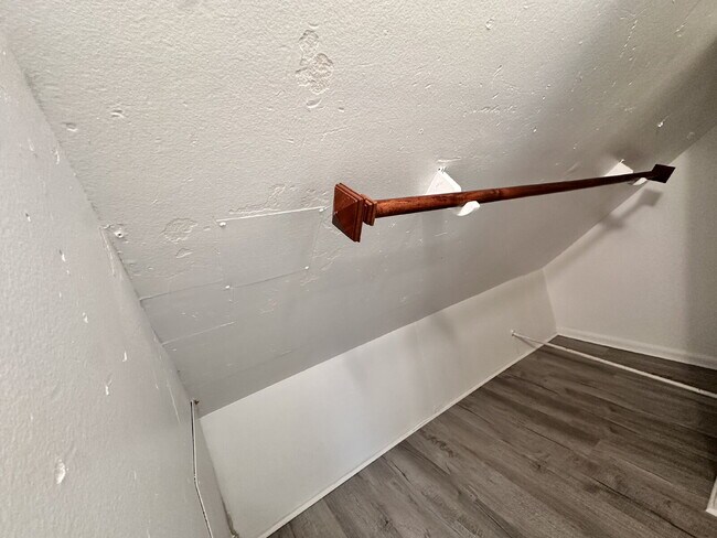 Building Photo - ~$1,000 OFF ONE MONTH'S RENT~ Gorgeous top-floor unit in a beautiful historic home right in the h...