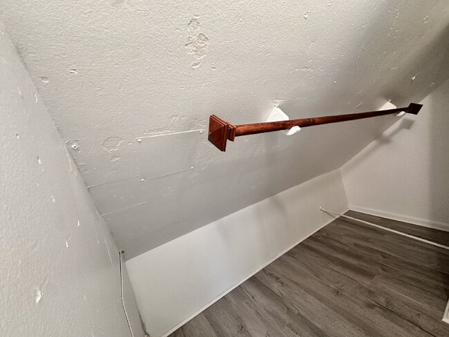 Building Photo - ~November's Rent FREE~ Gorgeous top-floor ...