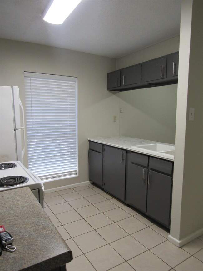 Building Photo - 2401 E Frost St