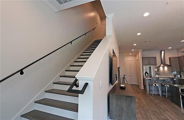 Building Photo - 2-Bed, 3-Bath on Pontchartrain Blvd – Your New Orleans Oasis Awaits!"