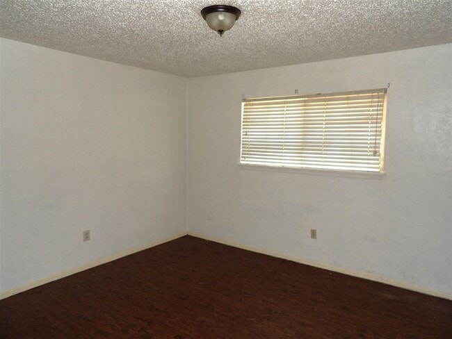 Building Photo - 6405 NW Oak Ave