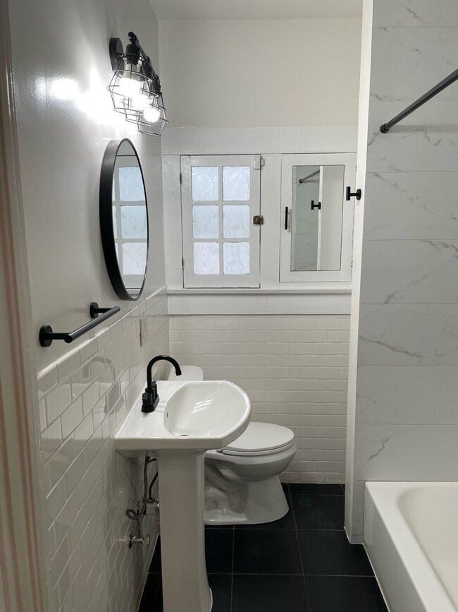 Building Photo - 1110 W 164th St