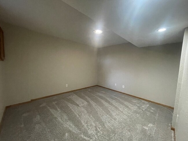 Building Photo - Nice Town Home in Bellevue!