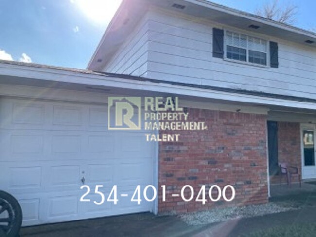 Building Photo - 2 Bedroom, 1.5 Bathroom Duplex Townhome fo...