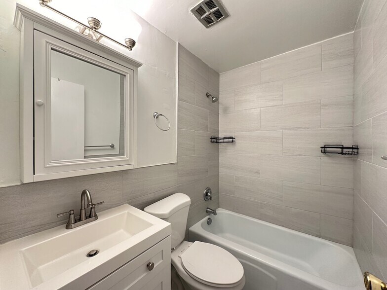 Building Photo - 3825 N Pine Grove Ave