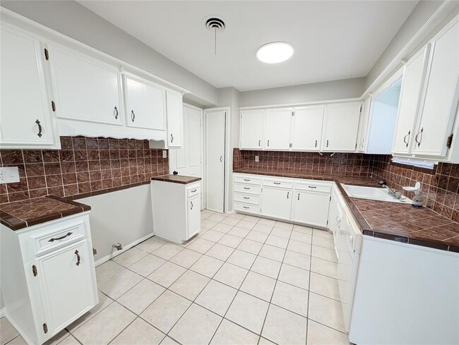 Building Photo - 2709 SW 55th St