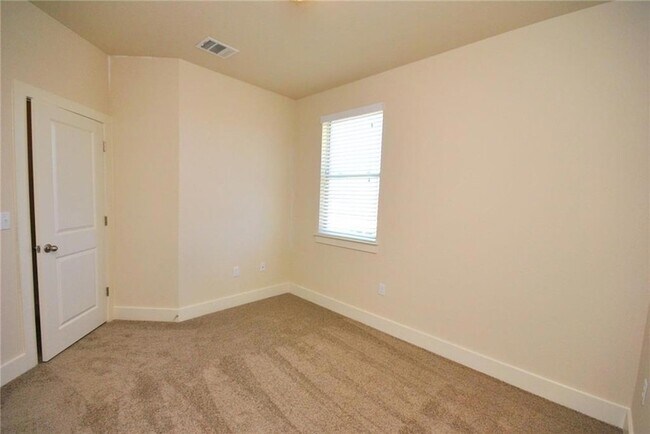 Building Photo - 2222 Creekside Ln