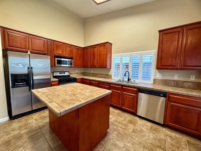 Building Photo - Spacious 3 Bedroom 3 Full Bathrooms Available Now!