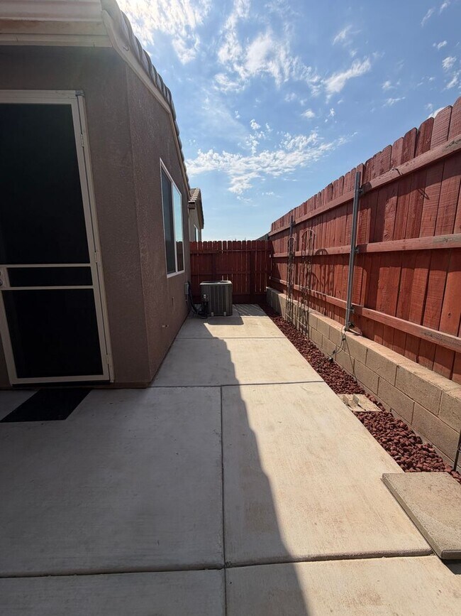 Building Photo - 2153 Lombard Ln