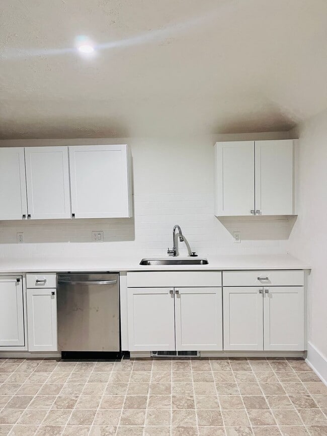 Building Photo - Large renovated 2 bedroom apartment in the...