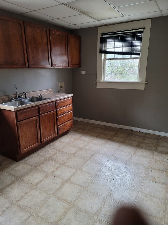 Kitchen - 522 Oak Pl