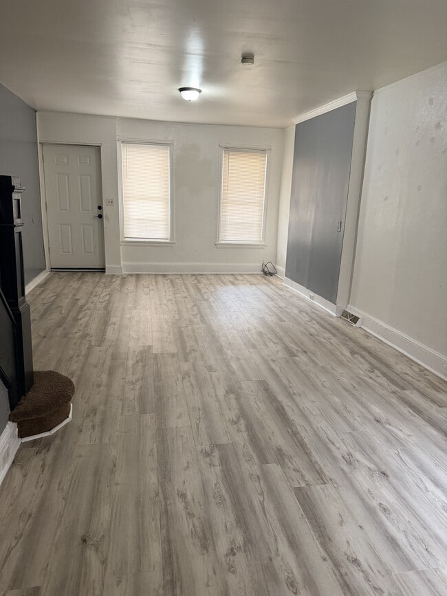 Building Photo - 1813 W 3rd St