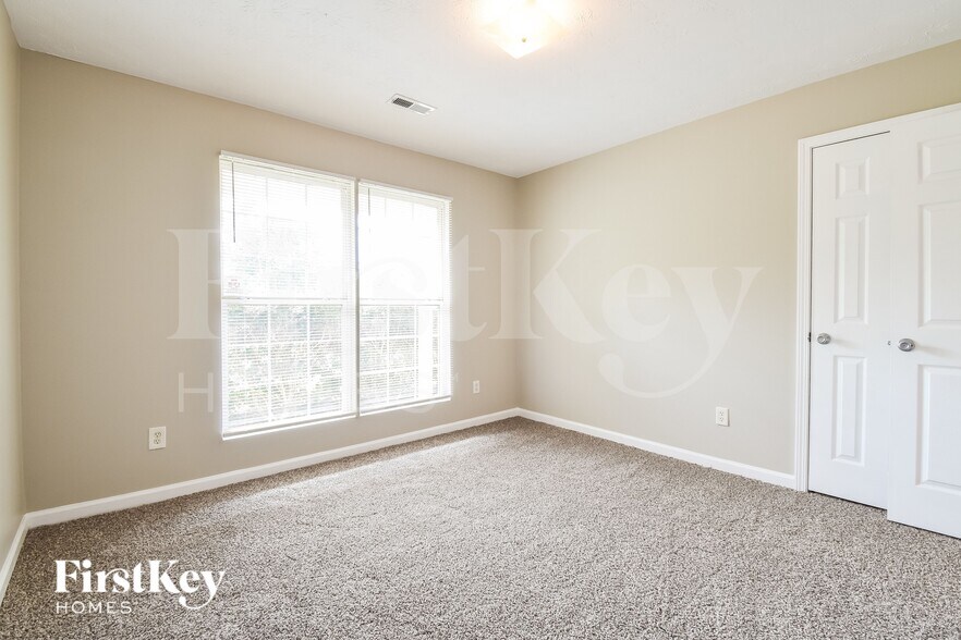 Building Photo - 738 Trickle Ln