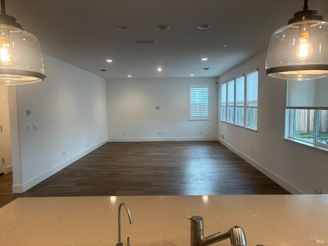 Building Photo - 1468 Oak Cir