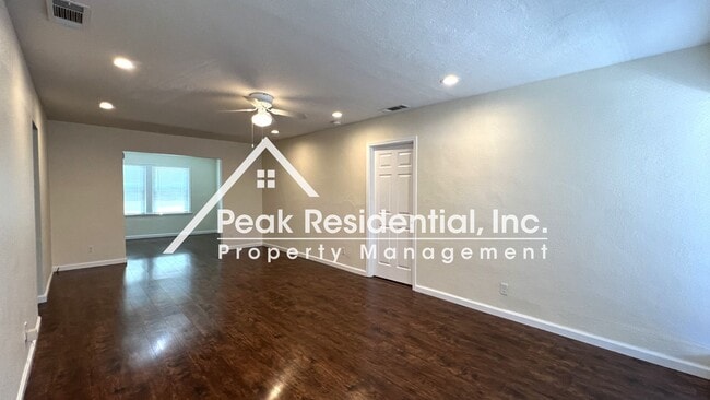 Building Photo - Very Nice 3bd/1ba House with 2 Car Garage