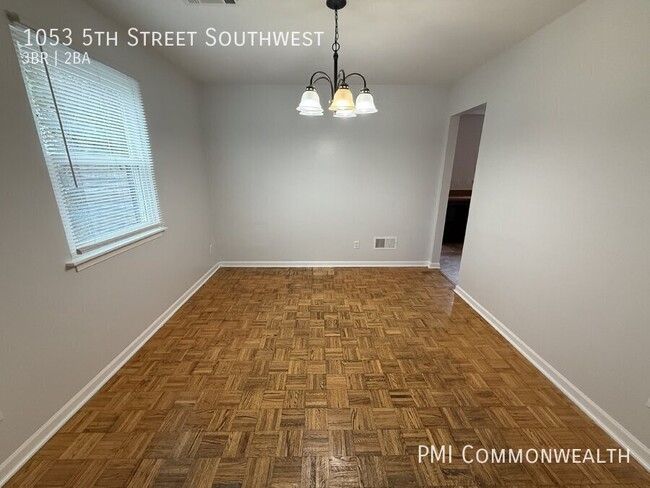 Building Photo - 3 Bed / 1.5 Bath Single Family (Available ...