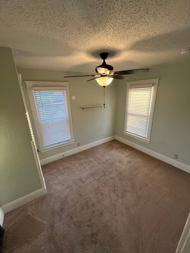 Building Photo - 413 6th St