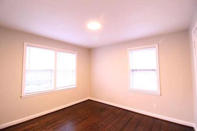 Building Photo - February FREE On This Updated 1 Bedroom 1 Bath Duplex in Olathe Kansas