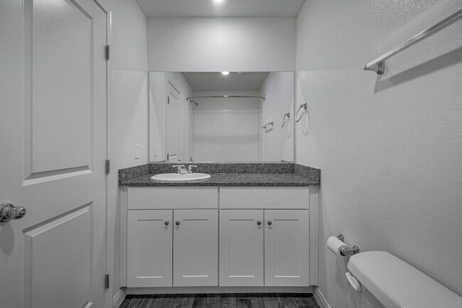 Building Photo - Like-new home with modern finishes and ope...