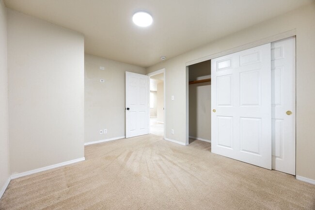 Building Photo - Spacious 5 bed/2 bath in SE Portland