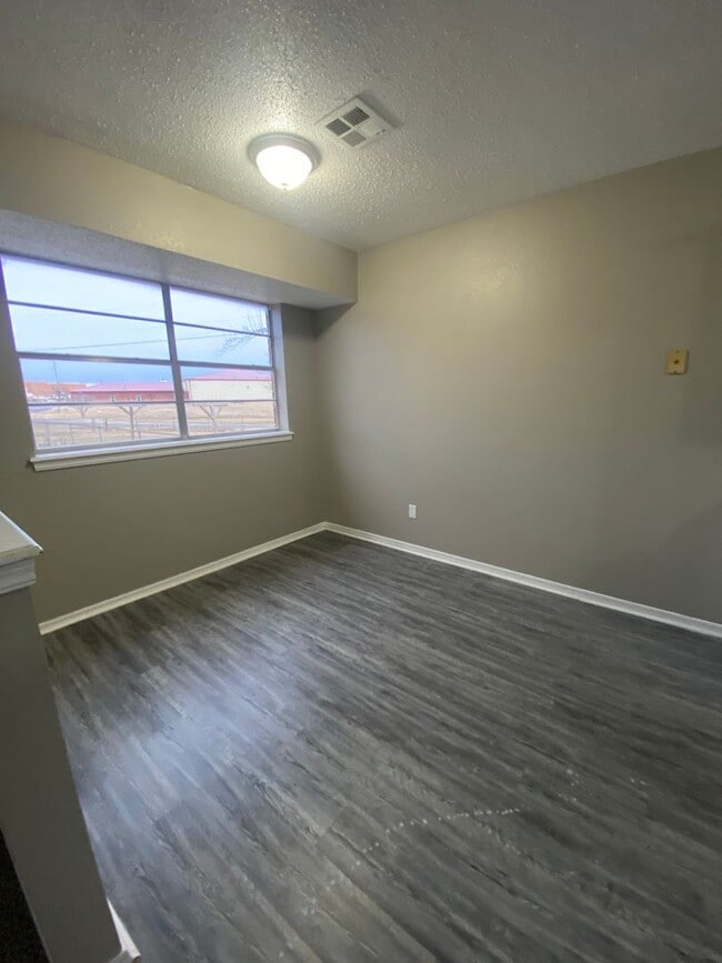 Building Photo - Cute 4 Bedroom Home