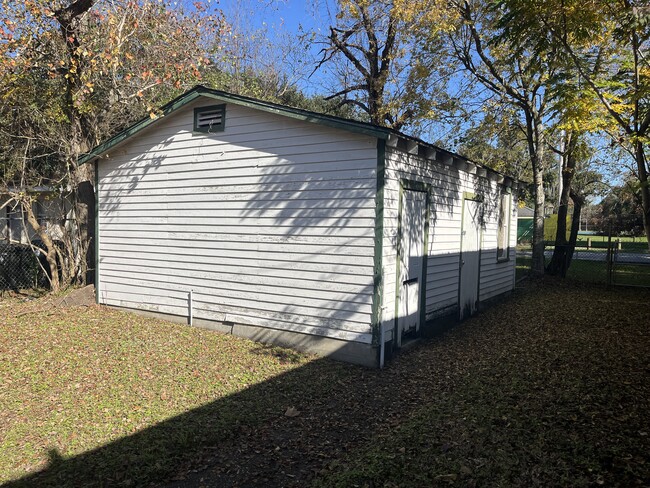 detached garage - 1406 Shirley Dr