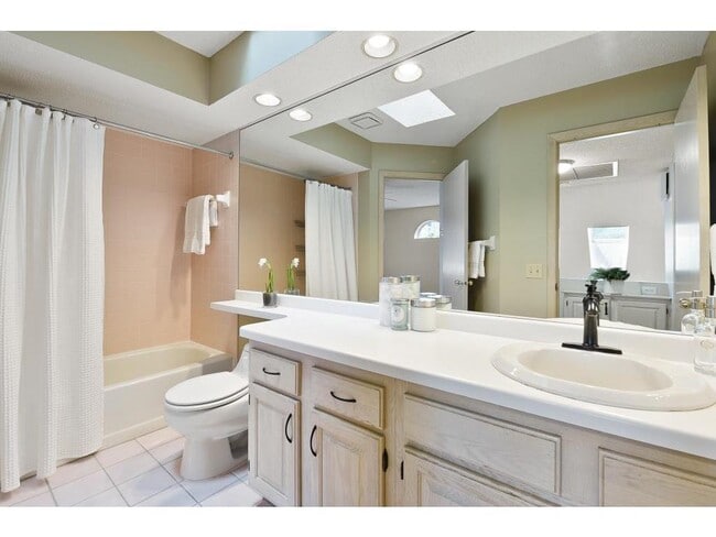 Building Photo - 1815 Terraceview Ln N