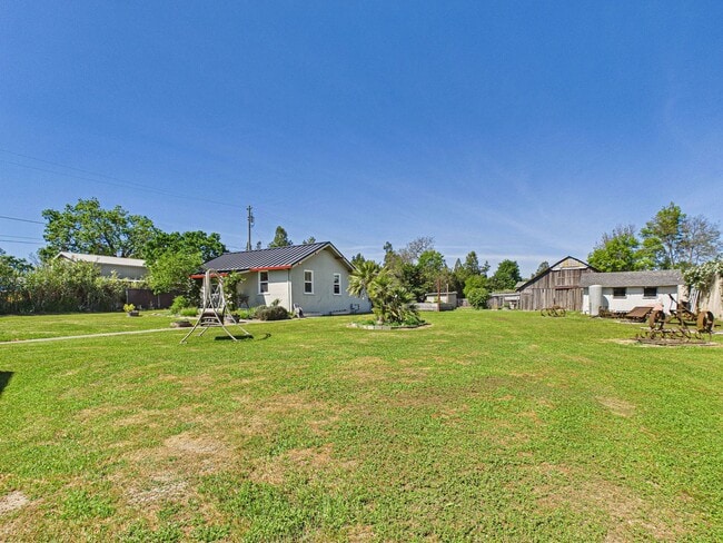 Building Photo - 2 bed 1 bath - Beautiful Outdoor Living