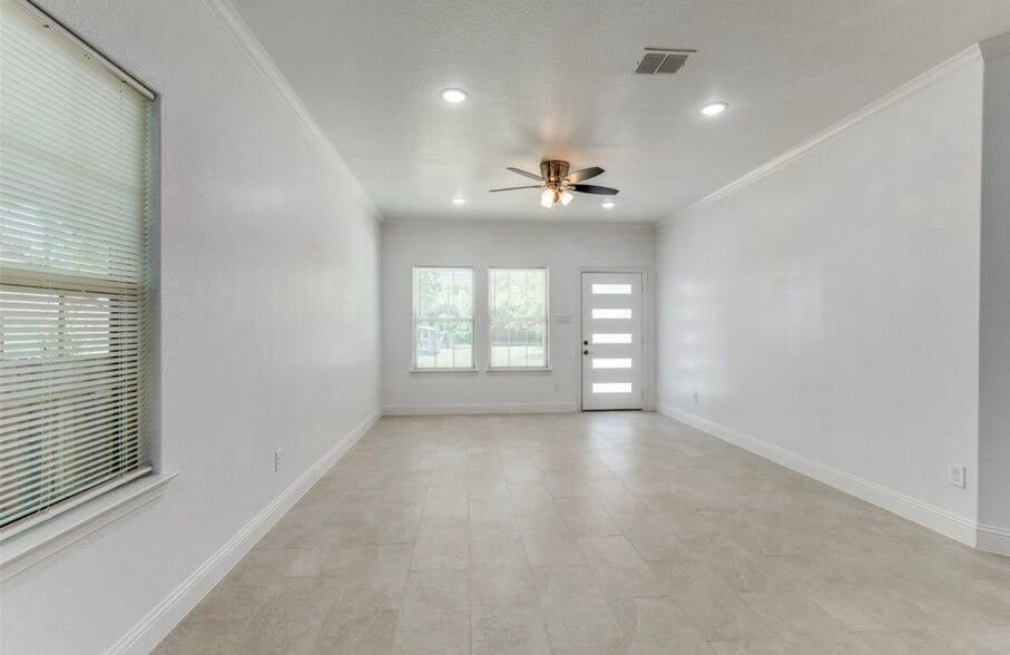 Building Photo - 1945 Portland Ave