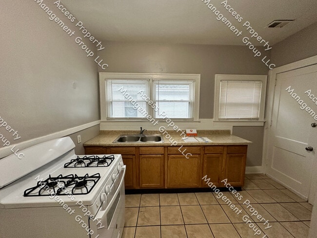 Building Photo - Large Upper 2 Bedroom SE Side Unit
