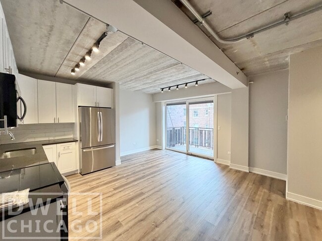 Building Photo - 938 W Carmen Ave