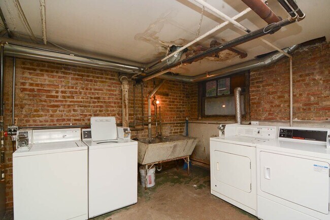 Building Photo - 3011 N Racine Ave