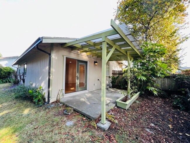 Building Photo - 3062 Girard Ct