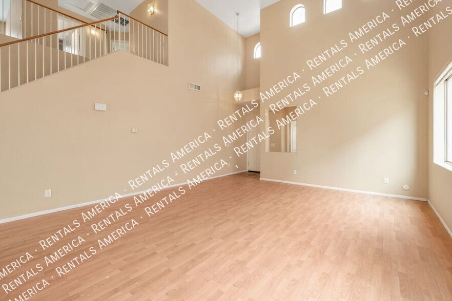 Building Photo - 629 E Saddle Way