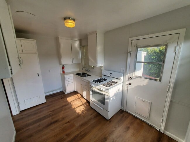 Building Photo - CHARMING 2 BEDROOM HOUSE IN GLENDORA