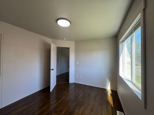 Building Photo - 3 Bedroom In East Tacoma!