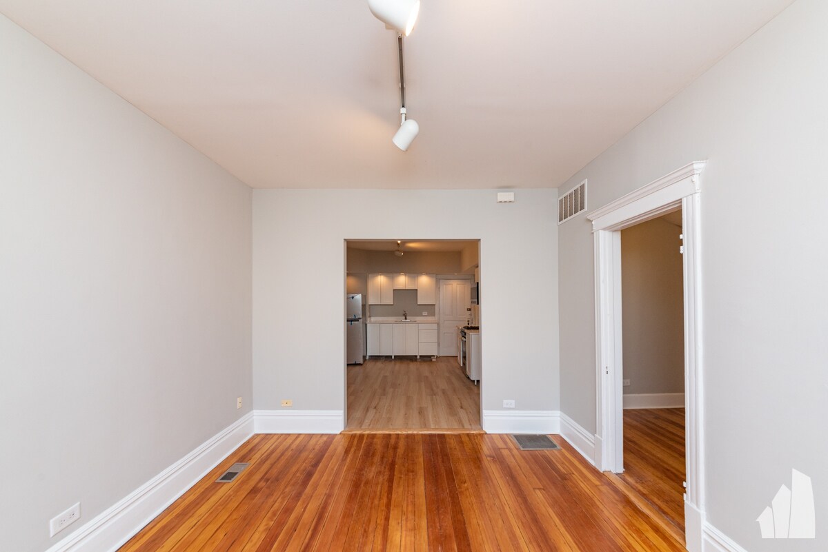 Building Photo - 2334 N Southport Ave